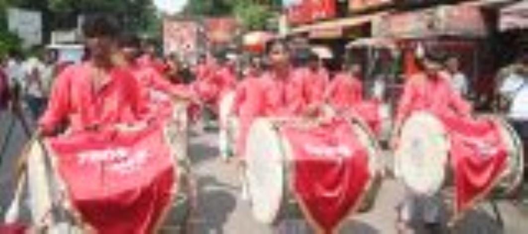अबीर-गुलाल उड़ाते भक्तों का सैलाब चौक स्थित राम मनोहर लोहिया लॉन से शोभायात्रा के रूप में निकला