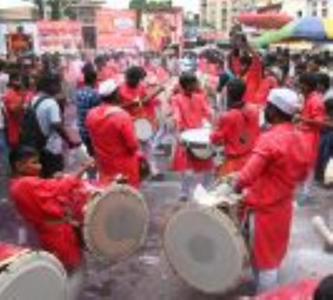 अबीर-गुलाल उड़ाते भक्तों का सैलाब चौक स्थित राम मनोहर लोहिया लॉन से शोभायात्रा के रूप में निकला
