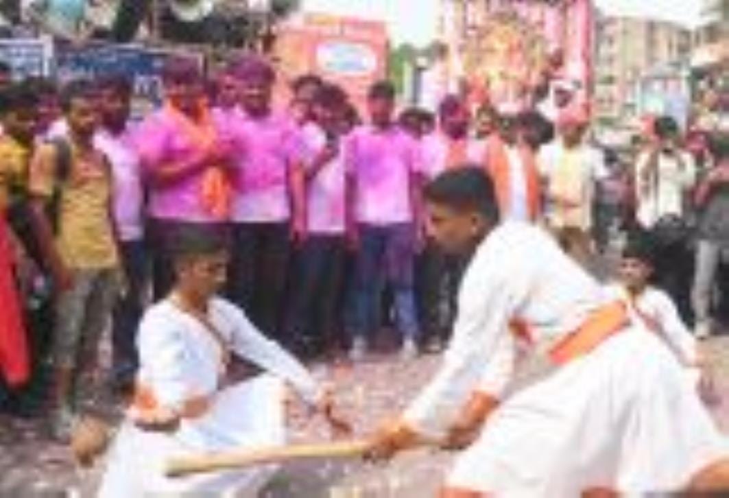 अबीर-गुलाल उड़ाते भक्तों का सैलाब चौक स्थित राम मनोहर लोहिया लॉन से शोभायात्रा के रूप में निकला