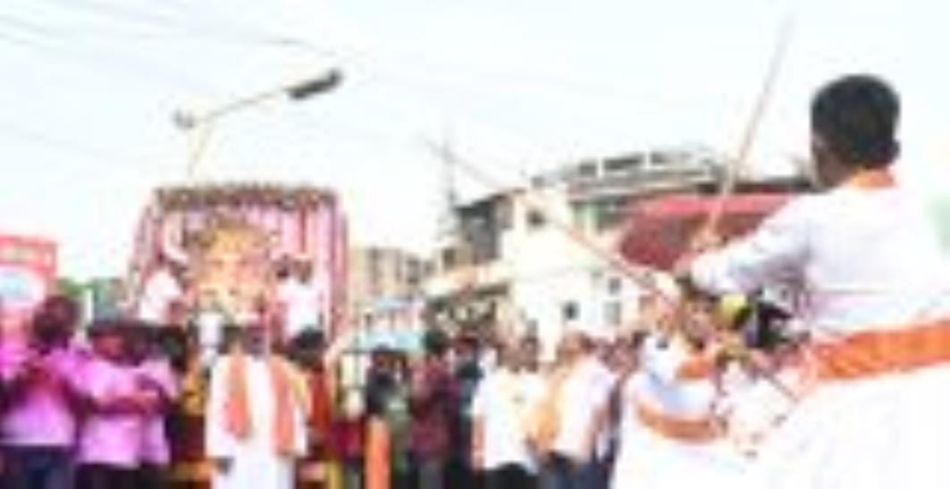 अबीर-गुलाल उड़ाते भक्तों का सैलाब चौक स्थित राम मनोहर लोहिया लॉन से शोभायात्रा के रूप में निकला