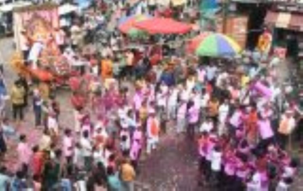 अबीर-गुलाल उड़ाते भक्तों का सैलाब चौक स्थित राम मनोहर लोहिया लॉन से शोभायात्रा के रूप में निकला