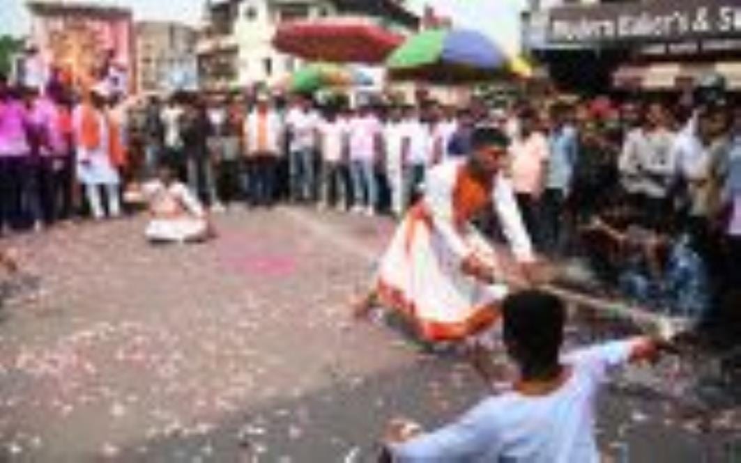 अबीर-गुलाल उड़ाते भक्तों का सैलाब चौक स्थित राम मनोहर लोहिया लॉन से शोभायात्रा के रूप में निकला
