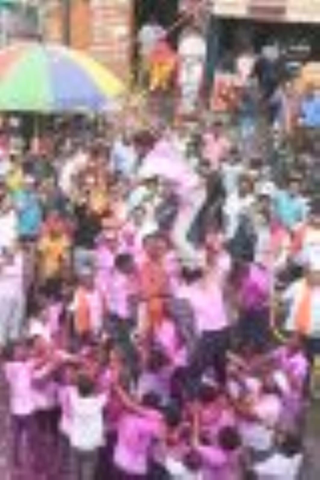 अबीर-गुलाल उड़ाते भक्तों का सैलाब चौक स्थित राम मनोहर लोहिया लॉन से शोभायात्रा के रूप में निकला