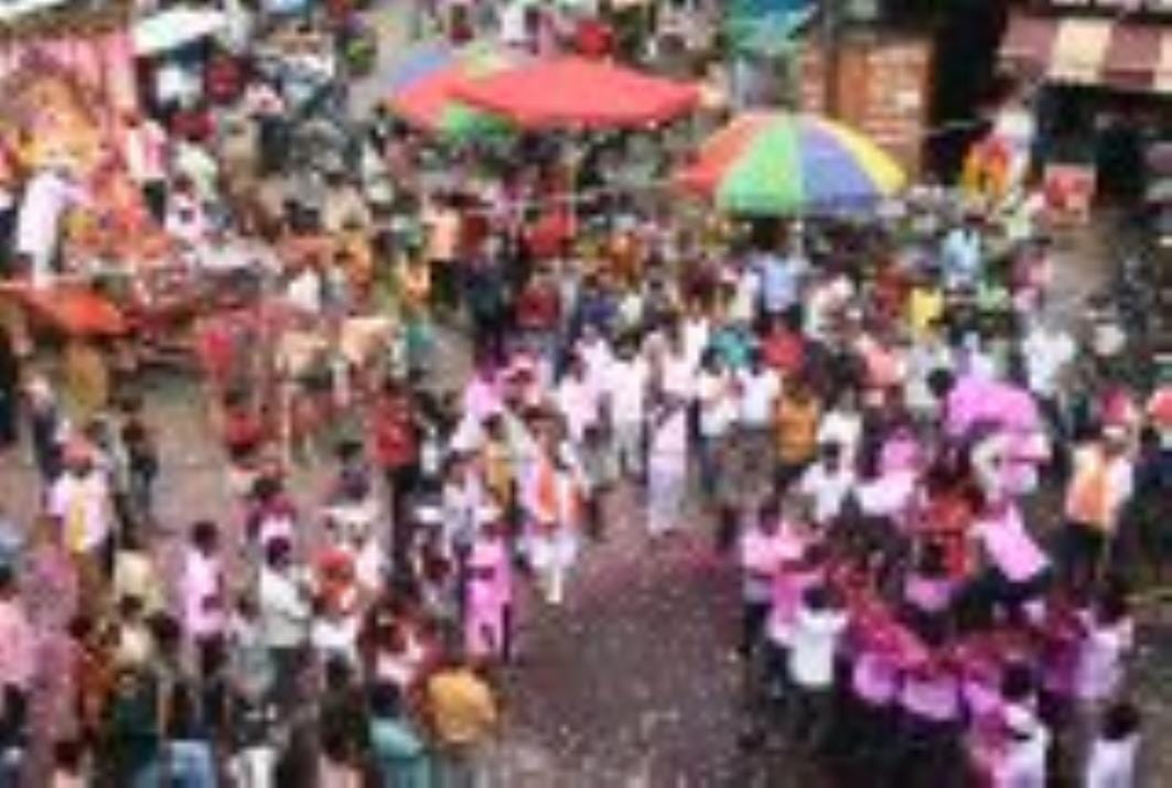 अबीर-गुलाल उड़ाते भक्तों का सैलाब चौक स्थित राम मनोहर लोहिया लॉन से शोभायात्रा के रूप में निकला
