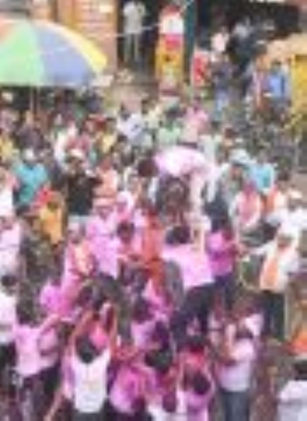 अबीर-गुलाल उड़ाते भक्तों का सैलाब चौक स्थित राम मनोहर लोहिया लॉन से शोभायात्रा के रूप में निकला