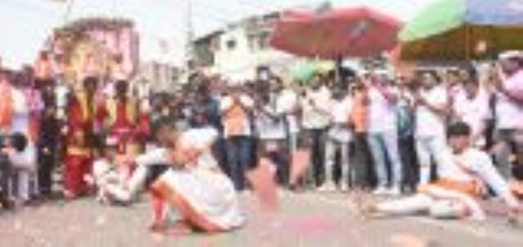 अबीर-गुलाल उड़ाते भक्तों का सैलाब चौक स्थित राम मनोहर लोहिया लॉन से शोभायात्रा के रूप में निकला