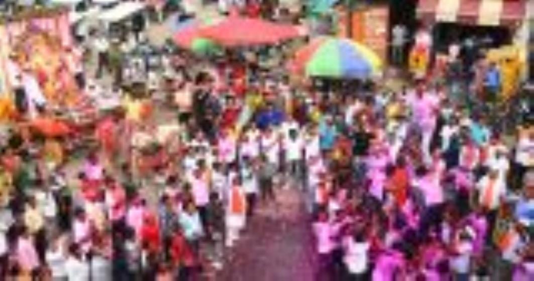 अबीर-गुलाल उड़ाते भक्तों का सैलाब चौक स्थित राम मनोहर लोहिया लॉन से शोभायात्रा के रूप में निकला