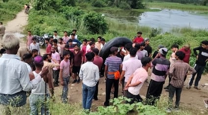 अफजलगढ़ क्षेत्र के भूतपुरी रामगंगा नदी में दो सगे भाईयों के डूबने के बाद गमजदा परिजन। संवाद अफजलगढ़ क्षेत्र के भूतपुरी रामगंगा नदी में दो सगे भाईयों के डूबने के बाद गमजदा परिजन। संवाद