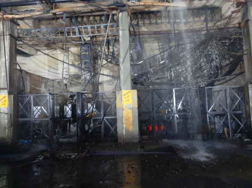 भोपा रोड पर पेपर मिल में लगी आग को बुझाता दमकल विभाग कर्मचारी।-दमकल विभाग भोपा रोड पर पेपर मिल में लगी आग को बुझाता दमकल विभाग कर्मचारी।-दमकल विभाग