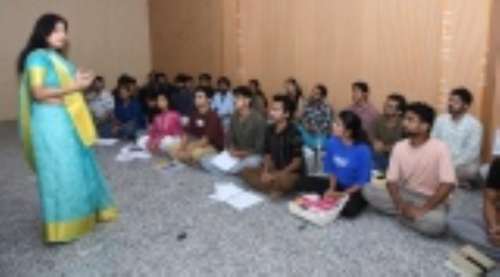 भारतेंदु नाट्य अकादमी में मंगलवार को विद्यार्थियों के बीच लाेकगायिका पद्मश्री मालिनी अवस्थी एक भारतेंदु नाट्य अकादमी में मंगलवार को विद्यार्थियों के बीच लाेकगायिका पद्मश्री मालिनी अवस्थी एक