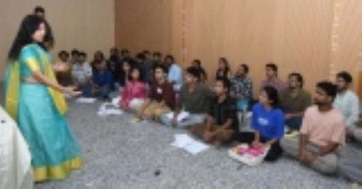 भारतेंदु नाट्य अकादमी में मंगलवार को विद्यार्थियों के बीच लाेकगायिका पद्मश्री मालिनी अवस्थी एक भारतेंदु नाट्य अकादमी में मंगलवार को विद्यार्थियों के बीच लाेकगायिका पद्मश्री मालिनी अवस्थी एक