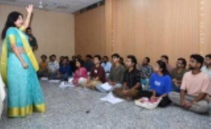 भारतेंदु नाट्य अकादमी में मंगलवार को विद्यार्थियों के बीच लाेकगायिका पद्मश्री मालिनी अवस्थी एक भारतेंदु नाट्य अकादमी में मंगलवार को विद्यार्थियों के बीच लाेकगायिका पद्मश्री मालिनी अवस्थी एक