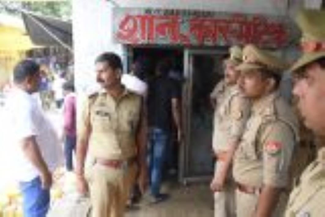 बेहटा व सेमरा में जांच करती पुलिस। बेहटा व सेमरा में जांच करती पुलिस।