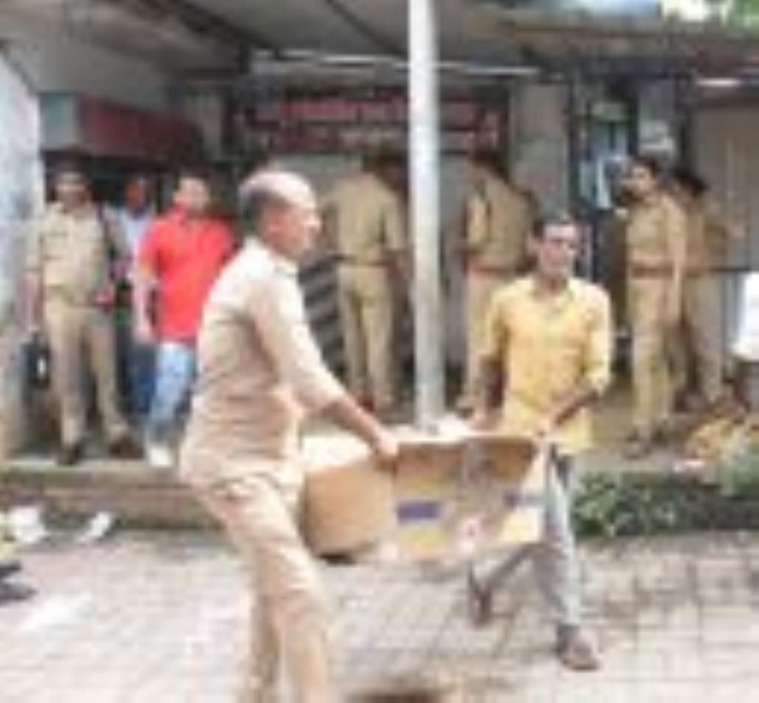 बेहटा व सेमरा में जांच करती पुलिस। बेहटा व सेमरा में जांच करती पुलिस।