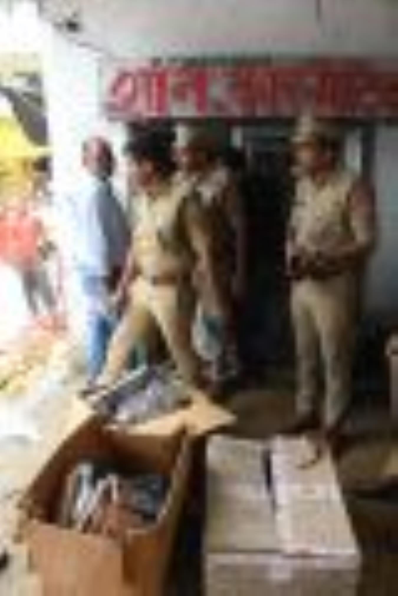 बेहटा व सेमरा में जांच करती पुलिस। बेहटा व सेमरा में जांच करती पुलिस।