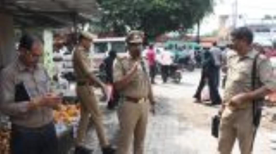 बेहटा व सेमरा में जांच करती पुलिस। बेहटा व सेमरा में जांच करती पुलिस।