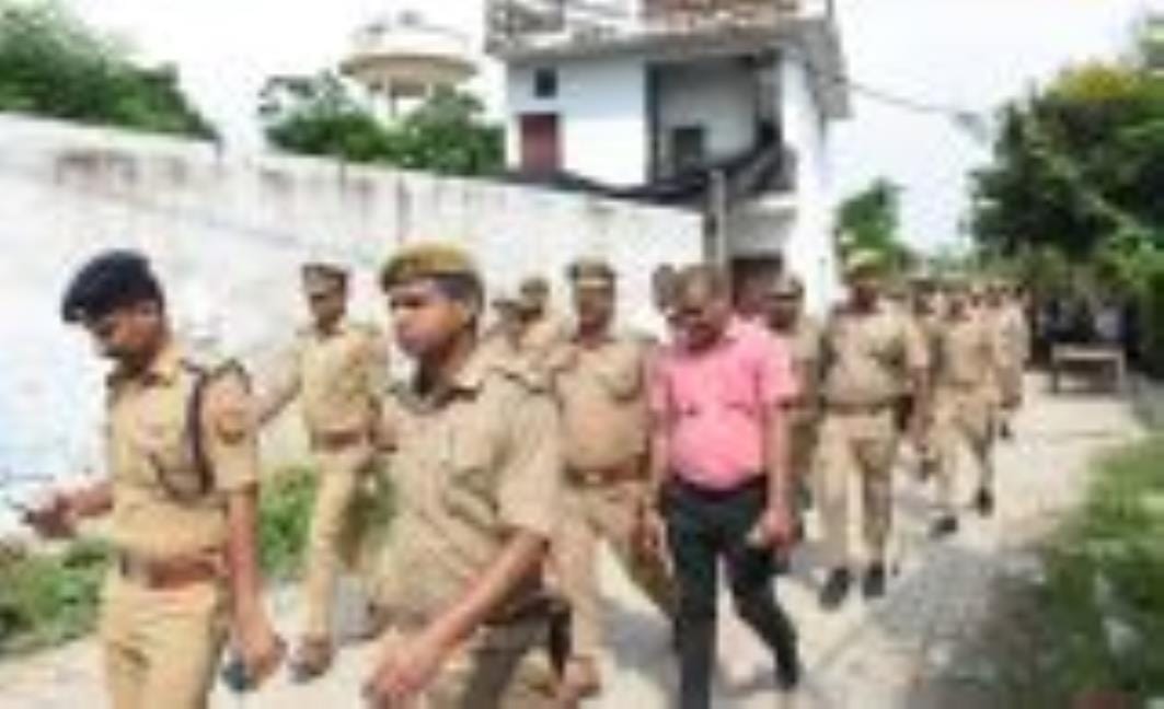 बेहटा व सेमरा में धमाके के मामले की जांच करती पुलिस। बेहटा व सेमरा में धमाके के मामले की जांच करती पुलिस।