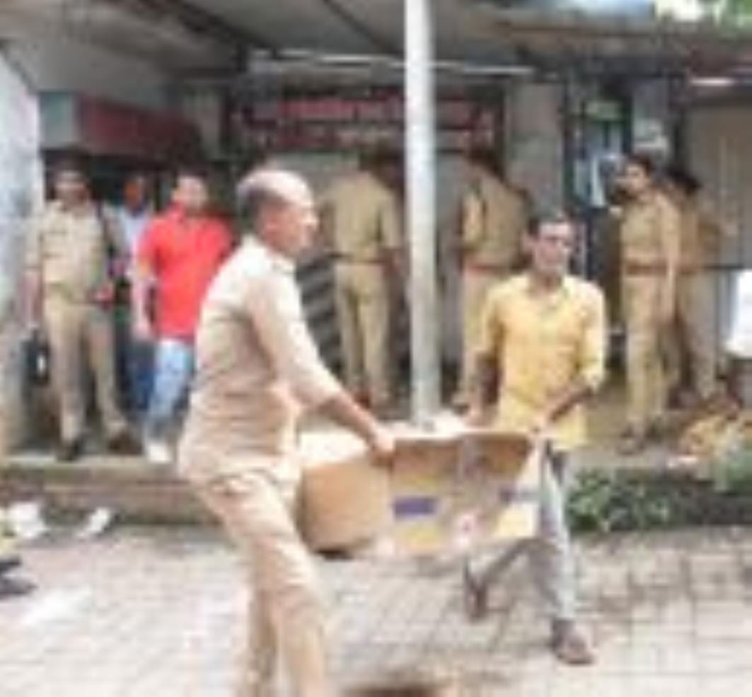 बेहटा व सेमरा में धमाके के मामले की जांच करती पुलिस। बेहटा व सेमरा में धमाके के मामले की जांच करती पुलिस।