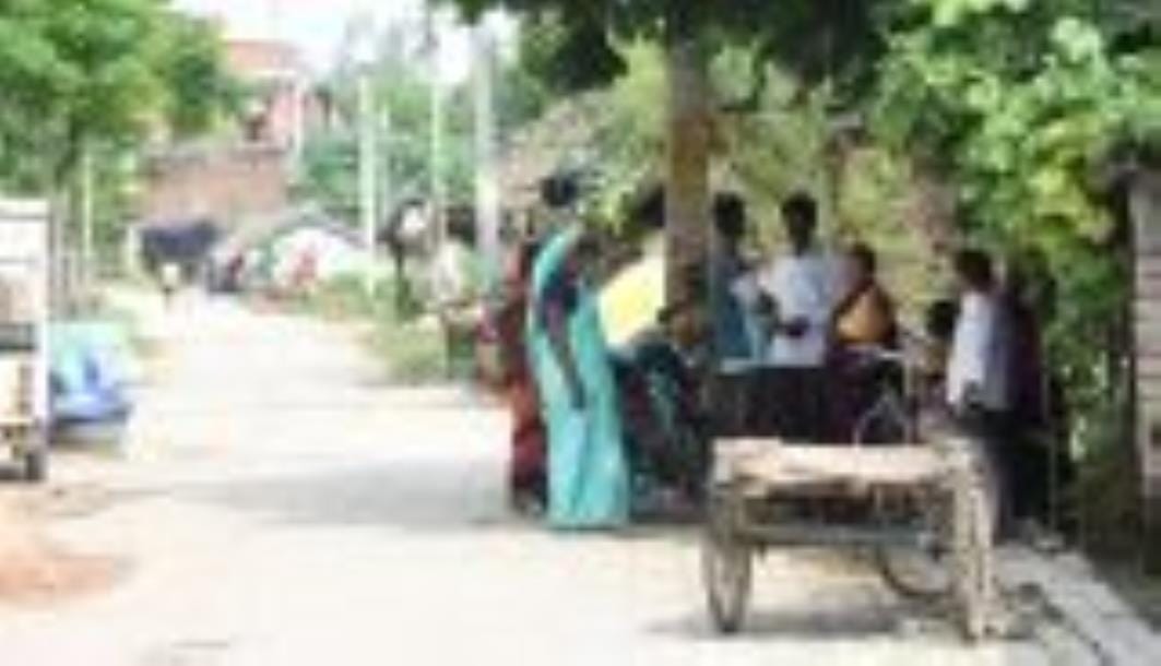 बेहटा व सेमरा में धमाके के मामले की जांच करती पुलिस। बेहटा व सेमरा में धमाके के मामले की जांच करती पुलिस।