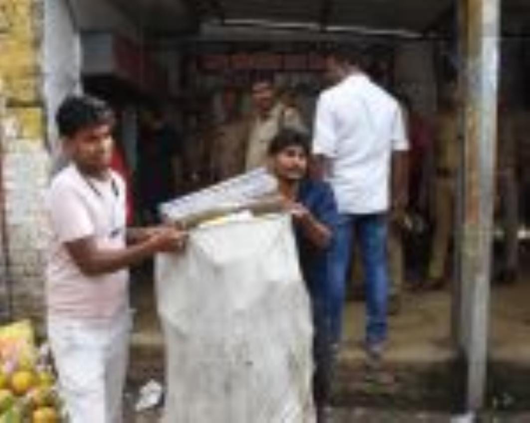बेहटा व सेमरा में धमाके के मामले की जांच करती पुलिस। बेहटा व सेमरा में धमाके के मामले की जांच करती पुलिस।
