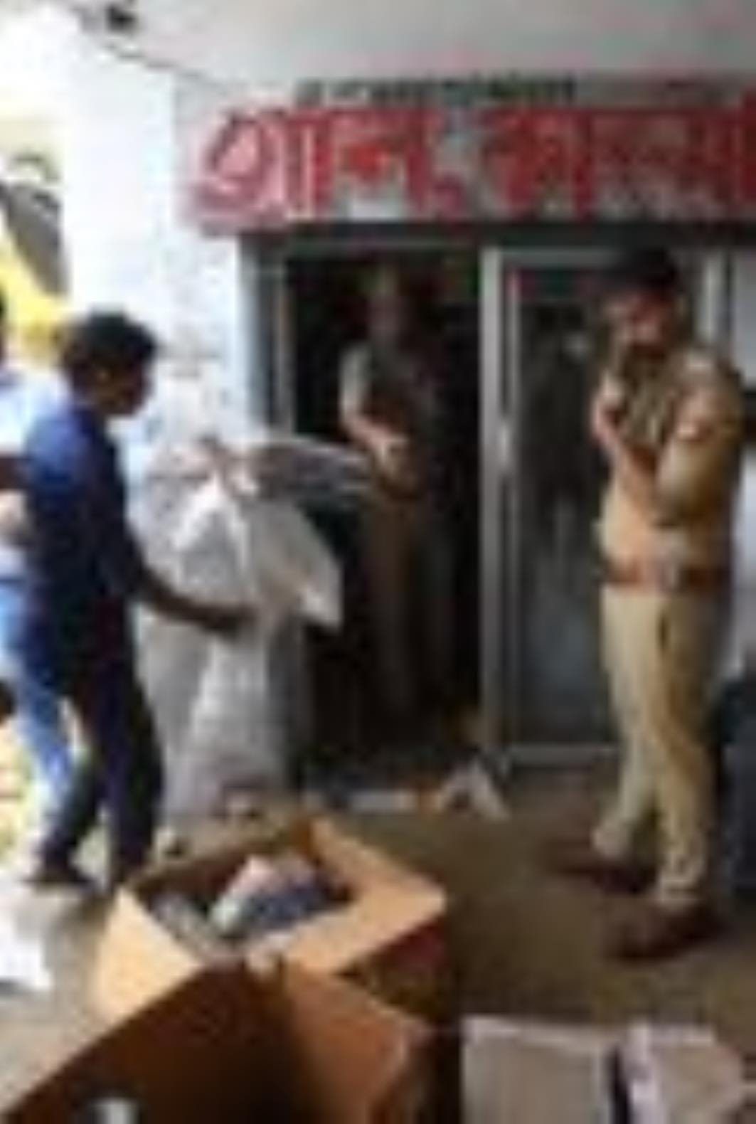 बेहटा व सेमरा में धमाके के मामले की जांच करती पुलिस। बेहटा व सेमरा में धमाके के मामले की जांच करती पुलिस।