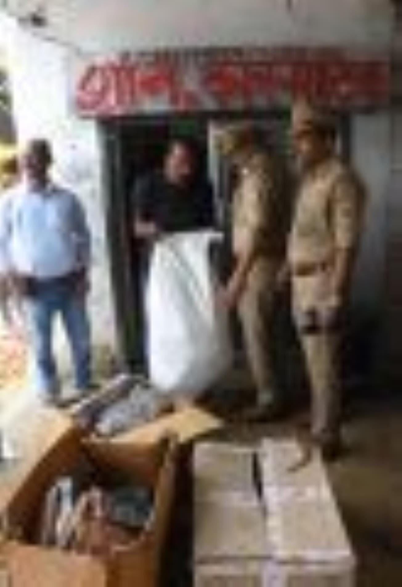 बेहटा व सेमरा में धमाके के मामले की जांच करती पुलिस। बेहटा व सेमरा में धमाके के मामले की जांच करती पुलिस।