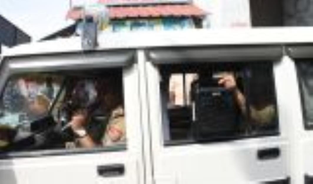 बेहटा व सेमरा में धमाके के मामले की जांच करती पुलिस। बेहटा व सेमरा में धमाके के मामले की जांच करती पुलिस।
