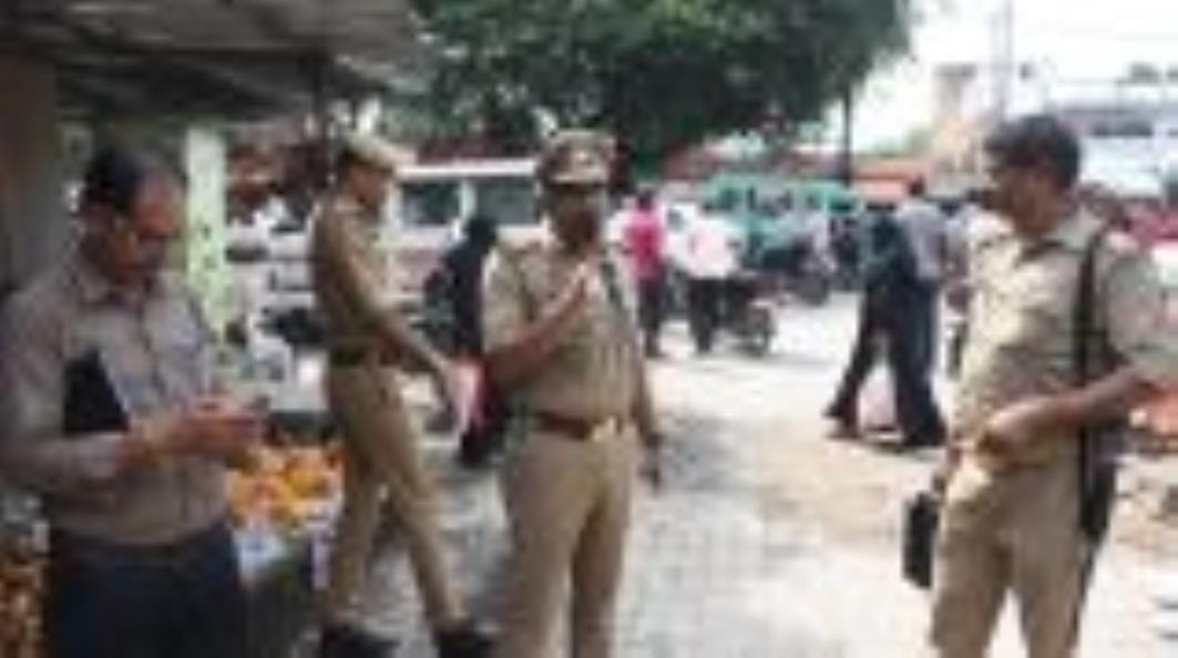 बेहटा व सेमरा में धमाके के मामले की जांच करती पुलिस। बेहटा व सेमरा में धमाके के मामले की जांच करती पुलिस।
