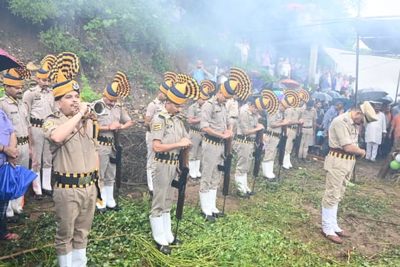 बिलासपुर के मझासु में पूर्व डीजीपी आईडी भंडारी को श्रद्धांजलि देते डीसी बिलसापुर। स्रोत: डीपीआर