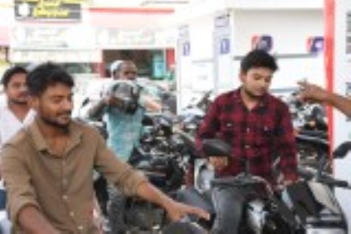 बिना हेलमेट पेट्रोल भराते चालक। बिना हेलमेट पेट्रोल भराते चालक।