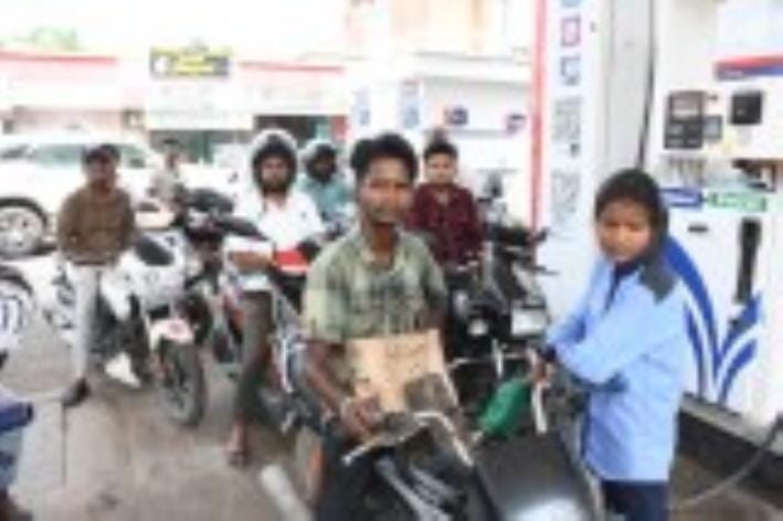 बिना हेलमेट पेट्रोल भराते चालक। बिना हेलमेट पेट्रोल भराते चालक।