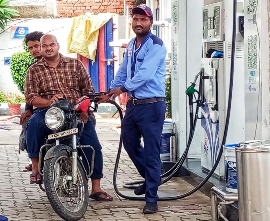 बिना हेलमेट पेट्रोल भराते चालक। बिना हेलमेट पेट्रोल भराते चालक।