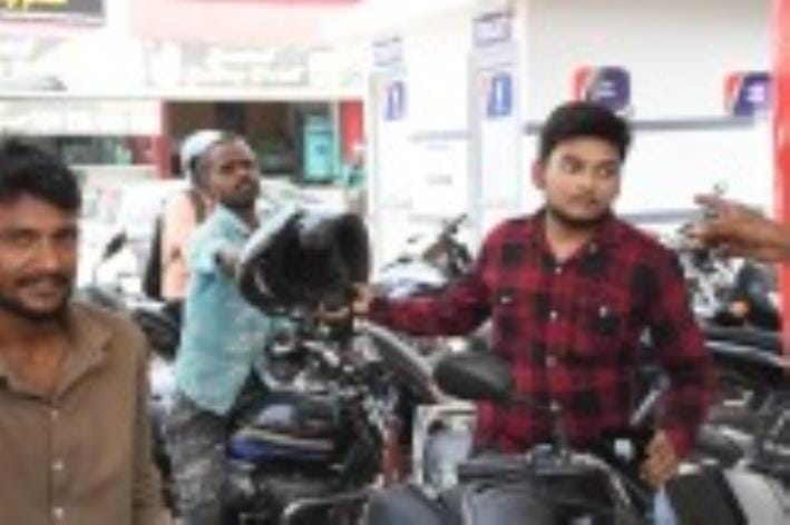 बिना हेलमेट पेट्रोल भराते चालक। बिना हेलमेट पेट्रोल भराते चालक।