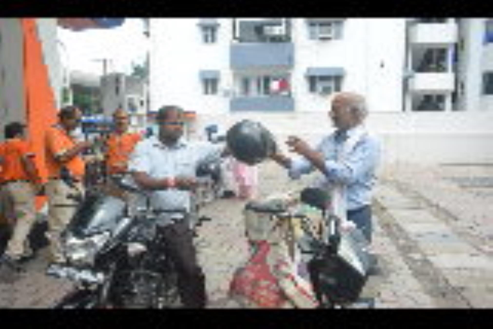 बिना हेलमेट पेट्रोल भराते चालक। बिना हेलमेट पेट्रोल भराते चालक।