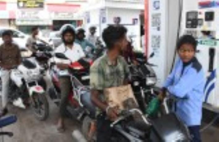 बिना हेलमेट पेट्रोल भराते चालक। बिना हेलमेट पेट्रोल भराते चालक।