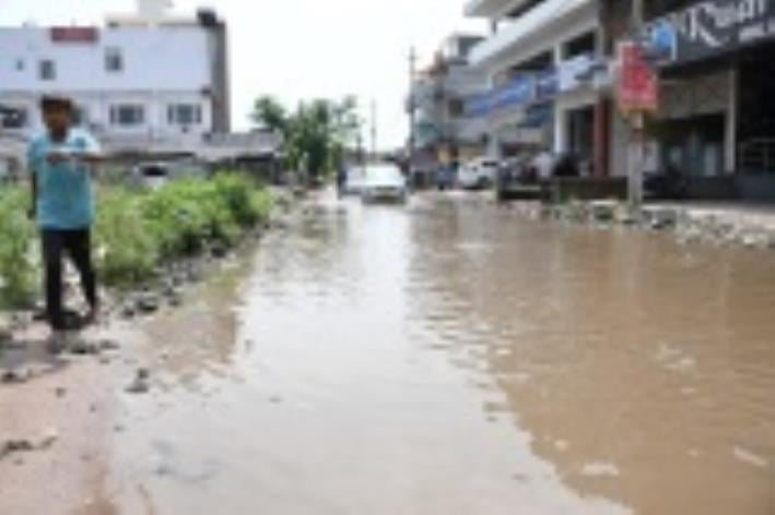 बारिश के चलते शहर के विभिन्न इलाकों में हुआ जलभराव। 