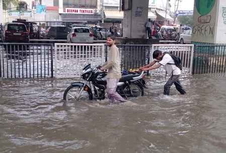 बारिश में जीटी रोड से गुजरते वाहन। संवाद