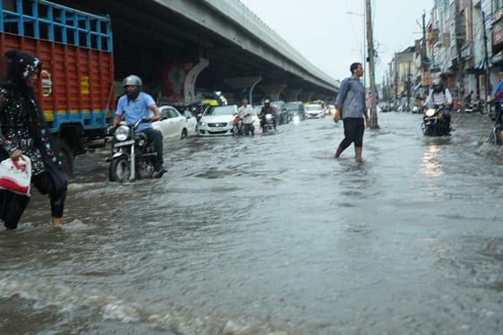 बारिश में जीटी रोड से गुजरते वाहन। संवाद