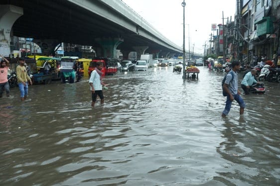 बारिश में जीटी रोड से गुजरते वाहन। संवाद