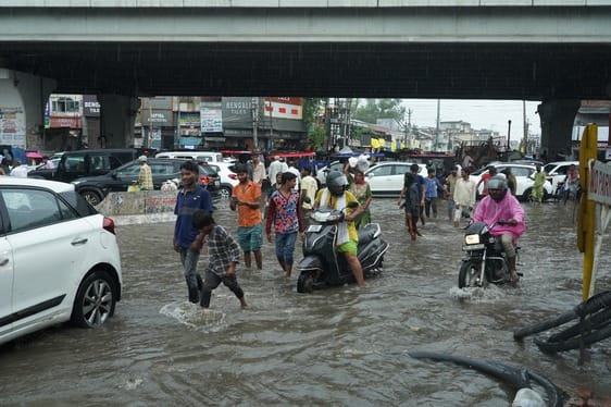 बारिश में जीटी रोड से गुजरते वाहन। संवाद
