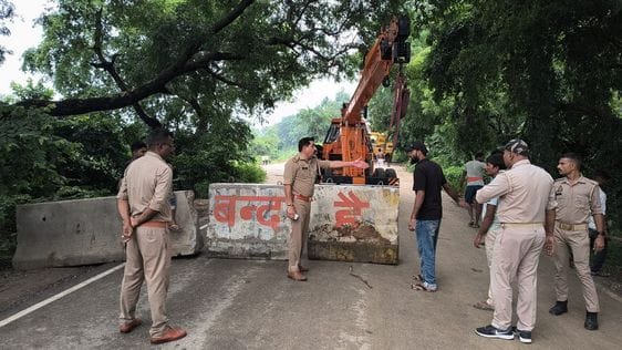 बिसौली में सोतनदी पर बनाए गए वैकल्पिक मार्ग पर पानी से होकर निकलता ट्रक। संवाद बिसौली में सोतनदी पर बनाए गए वैकल्पिक मार्ग पर पानी से होकर निकलता ट्रक। संवाद