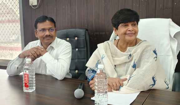 बैठक में मौजूद सभासद। संवाद बैठक में मौजूद सभासद। संवाद
