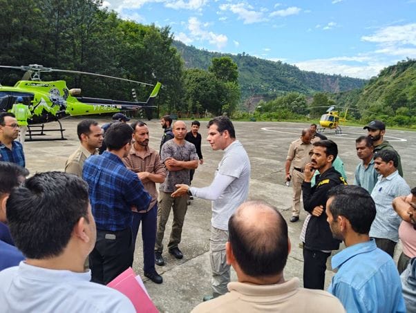 चंबा के करियां हैलीपैड में होशियारपुर से अपने पिता का शव लेने पहुंचा बेटा दूरभाष से जानकारी जु चंबा के करियां हैलीपैड में होशियारपुर से अपने पिता का शव लेने पहुंचा बेटा दूरभाष से जानकारी जु