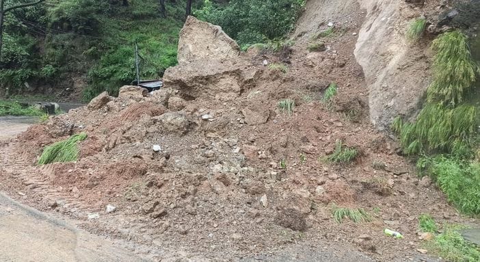 चंबा में भूस्खलन के चलते बंद पड़ा चंबा-घूम मार्ग।संवाद