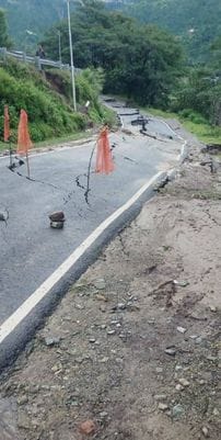 चंबा में भूस्खलन के चलते बंद पड़ा चंबा-घूम मार्ग।संवाद
