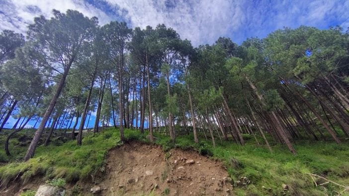 चंबा में भूस्खलन के चलते बंद पड़ा चंबा-घूम मार्ग।संवाद