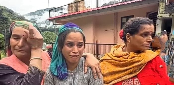 चंबा में भूस्खलन के चलते बंद पड़ा चंबा-घूम मार्ग।संवाद