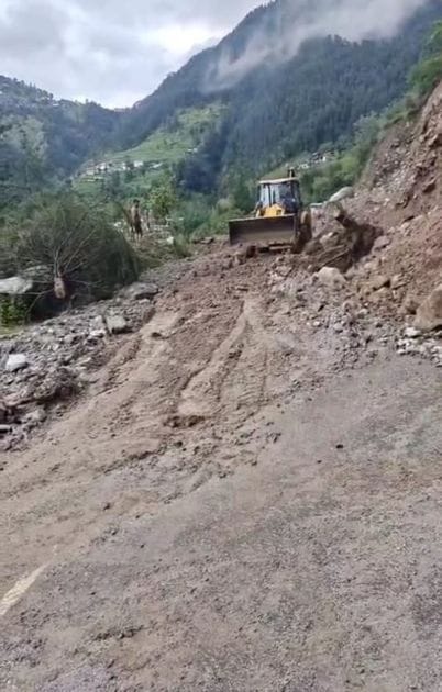 चंबा ओबड़ी के पास स्कूल की छत के साथ गिरा पेड़।संवाद चंबा ओबड़ी के पास स्कूल की छत के साथ गिरा पेड़।संवाद