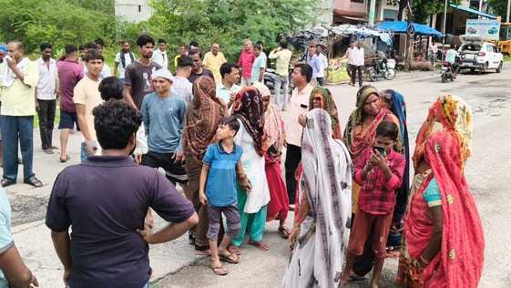 फोटो-03एयूआरपी -06 प्रदर्शनकारियों को समझाती पुलिस। संवाद फोटो-03एयूआरपी -06 प्रदर्शनकारियों को समझाती पुलिस। संवाद