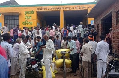 फोटो-17-खाद के लिए औरास साधन सहकारी समिति में अपनी बारी आने के इंताजर में कतार में बैठे महिला व फोटो-17-खाद के लिए औरास साधन सहकारी समिति में अपनी बारी आने के इंताजर में कतार में बैठे महिला व